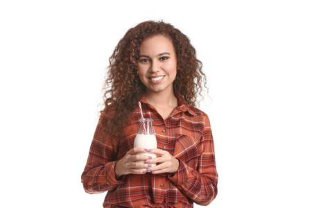 年轻的非洲裔美国妇女，白底牛奶