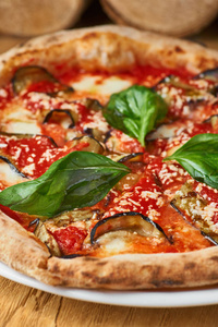 传统意大利披萨，木质背景为茄子马苏里拉罗勒和西红柿