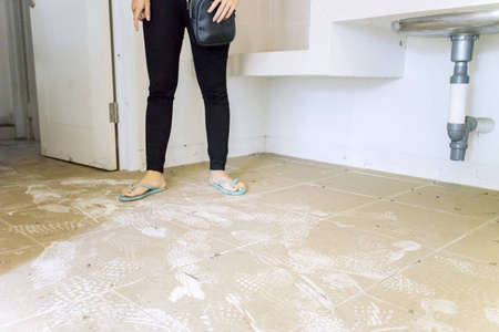 在地板上砂女人站在脏地板上照片