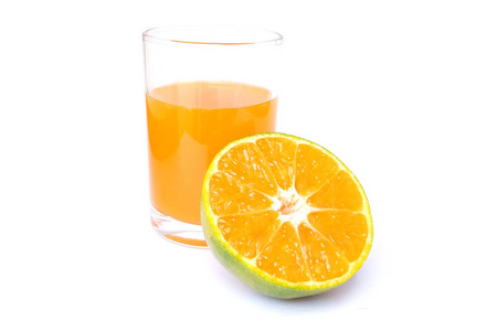 100新鲜橙汁，配绿橙子和切片