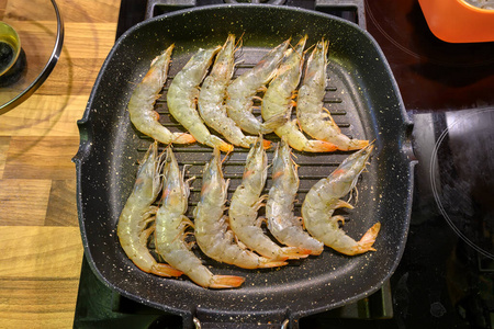 盘子 午餐 特写镜头 对虾 草本植物 海鲜 烤的 平底锅