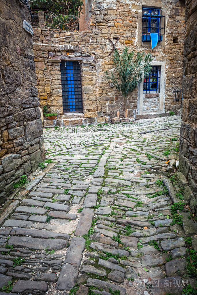 古老街道上古老房屋的石头外墙