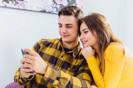 浪漫的聊天幸福浪漫的情侣通过视频与朋友聊天.照片