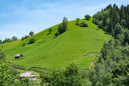 田园风光，连绵起伏的山峦和蓝天。青草地牧场。生态旅游。