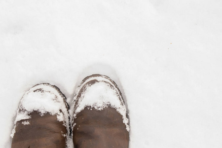雪景中的女式靴子图片