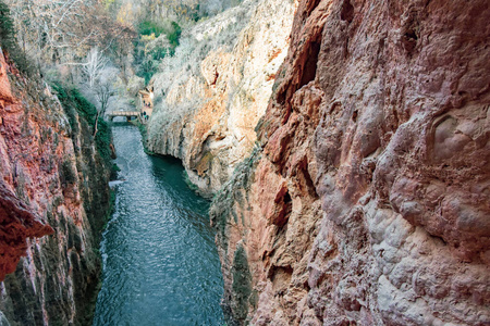 西班牙山洞水道水湖岩石山脉图片