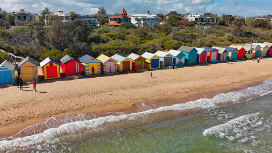 钟声海滩维多利亚澳大利亚澳大利亚维多利亚布莱顿海滩彩色小屋鸟瞰图