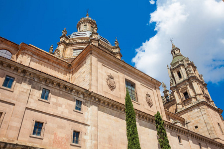 耶稣会圣灵皇家学院的历史性建筑，通常被称为La Clerencia，建于17世纪至18世纪之间的萨拉曼卡，目前是萨拉曼卡大学的总