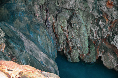 西班牙山洞水道水湖岩石山脉图片