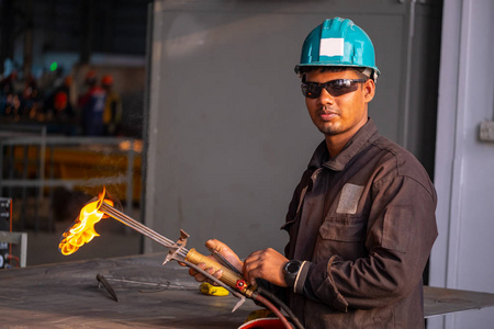 用气割机切割钢板.照片