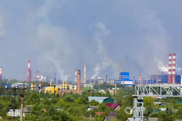 城市居民区的排放物是可见的.环境污染.工厂管道,污染空气.