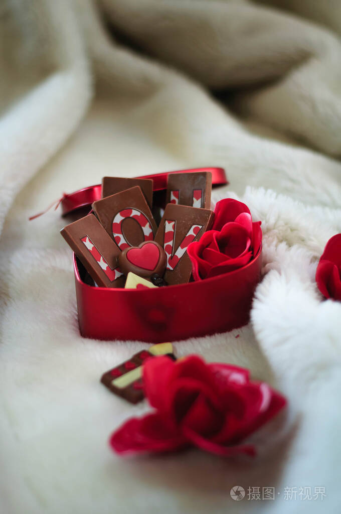 一盒巧克力送给情人节礼物
