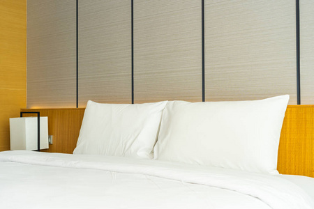 床上有美丽奢华舒适的白色枕头和毯子