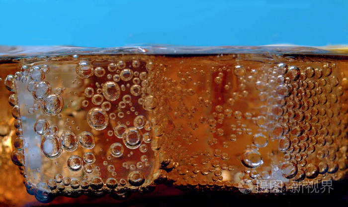 在装有可乐的杯子里冒出气泡