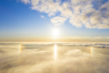 天空中有太阳光晕的白云鸟瞰图.俯视图.从无人机上观看.空中鸟瞰图.