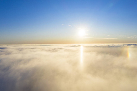 空中俯视云景.云的质地.从上面看.日出或日落在云端照片