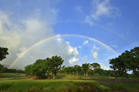 彩虹划过天空的高尔夫球场实景拍摄