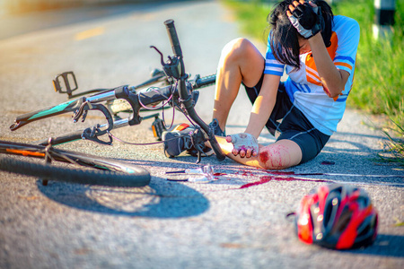 骑自行车摔倒图片