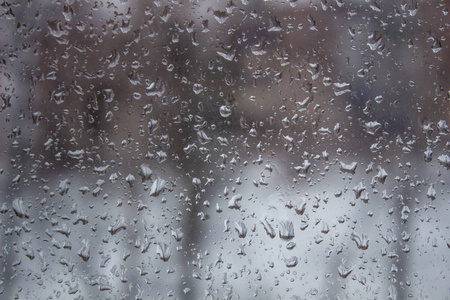 水滴,雨滴落在玻璃上,滴落下来照片