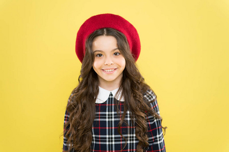 巴黎小孩法国贝雷帽.如何穿格子裙.女孩长卷发.拜访理发师.时尚.