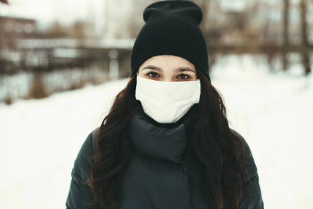 一个女孩在流行病期间戴着医用面具以防病毒