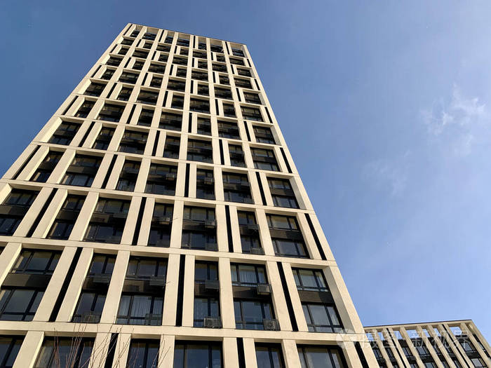 蓝天背景下的高层建筑高耸的新建筑带镜子的窗户俯视图背景材质办公楼