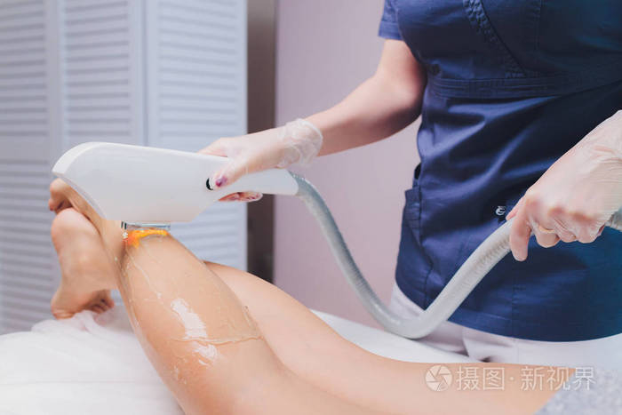 一家现代美容院的腿部激光脱毛术