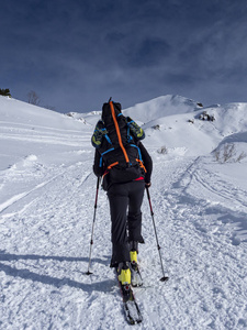 阿尔卑斯山冬季登山场景图片