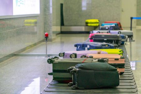 国际机场传送带上的行李箱和行李