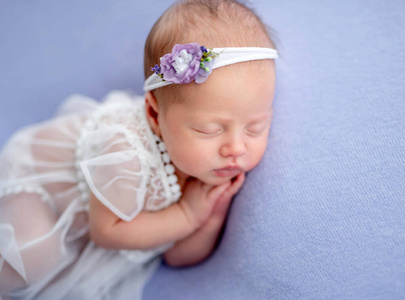 可爱的新生儿穿着蕾丝连衣裙图片