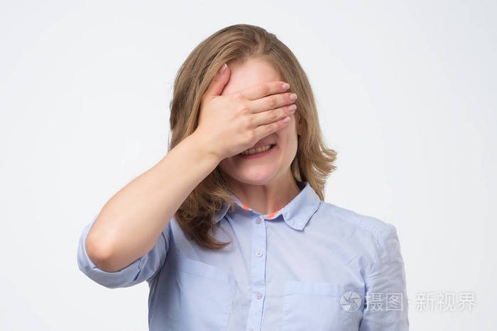 积极的白人妇女捂着眼睛等待礼物