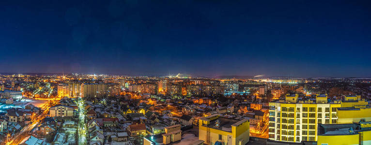 从高处俯瞰乌克兰城市夜景图片