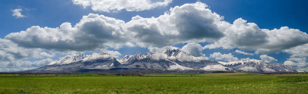 斯洛伐克维索克塔特里，四月，塔特拉山脉的超宽全景，雪山和蓝天