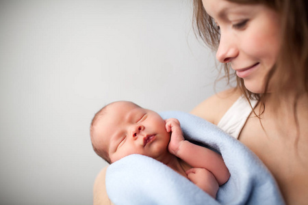 慈母抱着新生婴儿。