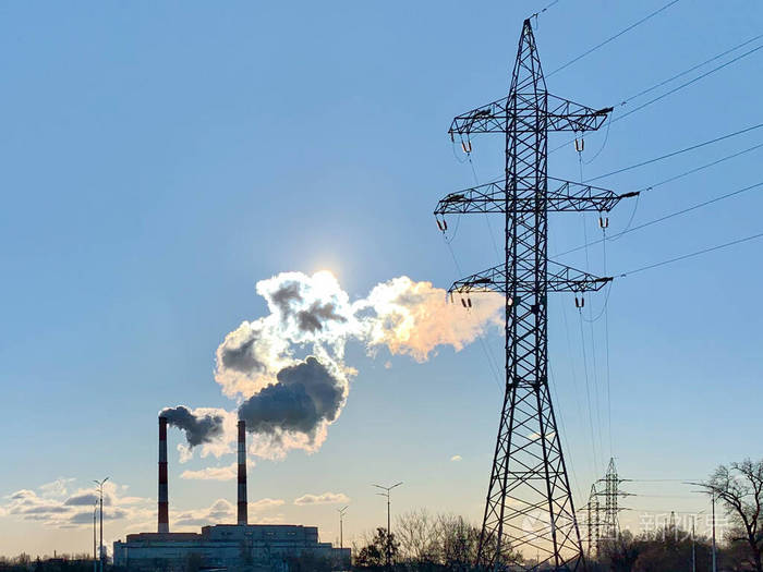 城市环境中工厂烟囱冒出的烟.理念:环境污染,生态.