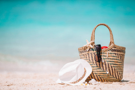 海滩配件草包，帽子和海滩上的无眼镜