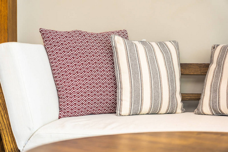 客厅沙发上舒适的枕头装饰