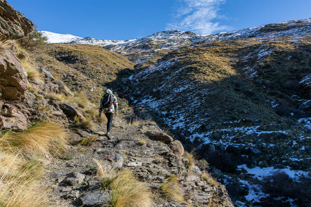 小山 探索 自然 背包 岩石 追踪 旅行 格拉纳达 美丽的