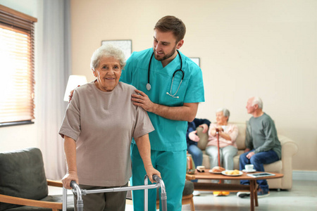 护工在老人院扶扶扶助行老人图片