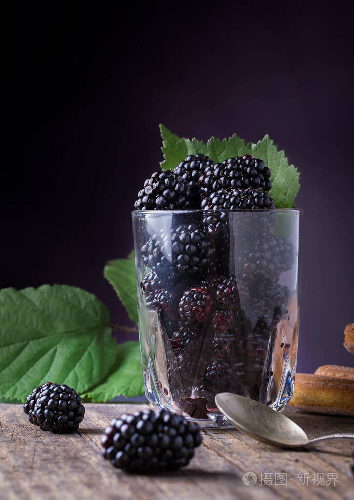 一杯新鲜的天然黑莓
