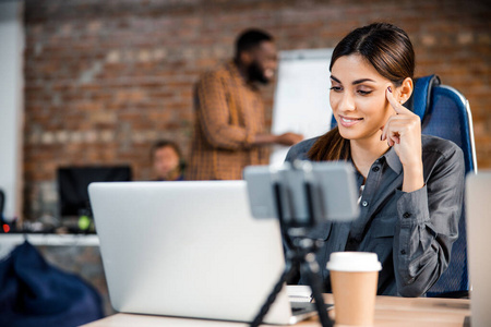 年轻漂亮的上班族看着电脑照片