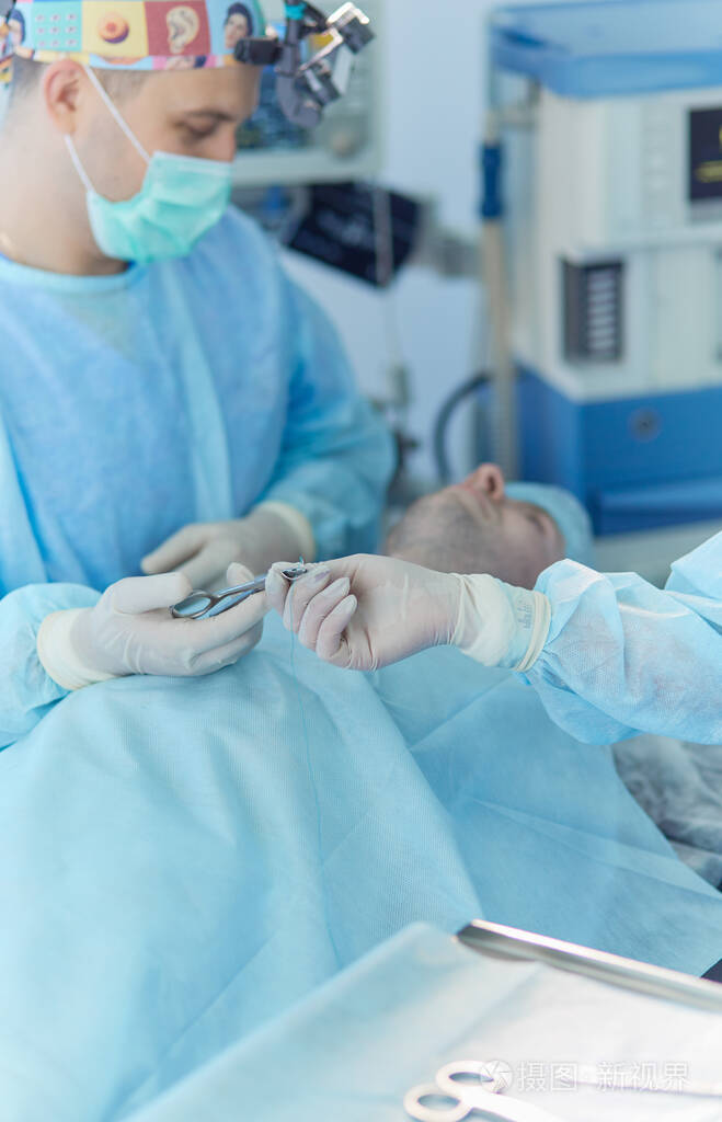 在手术室工作的男外科医生