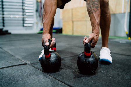 运动型男子与crossfit Kettbel一起锻炼。