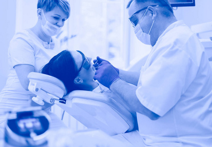 一名牙医正在为病人的牙齿工作