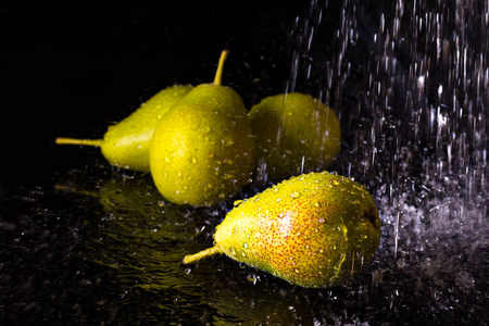 水滴落下的梨群图片