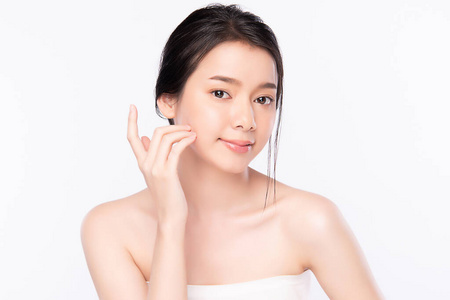 亚洲女孩美容美脸护肤保健,面部护理,完美肌肤,自然妆容,白底.照片