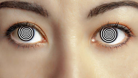 用催眠的眼睛特写女人的脸图片