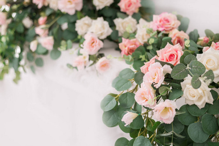 明亮的背景上有美丽的玫瑰花。柔和颜色的花卉框架，带白色空间用于文本。母亲节和情人节贺卡的艺术花卉背景