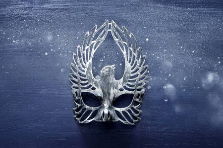 深色木质背景上优雅哥特式威尼斯面具照片照片