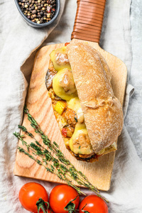 西巴塔三明治配肉丸奶酪和番茄酱。灰色背景。俯视图